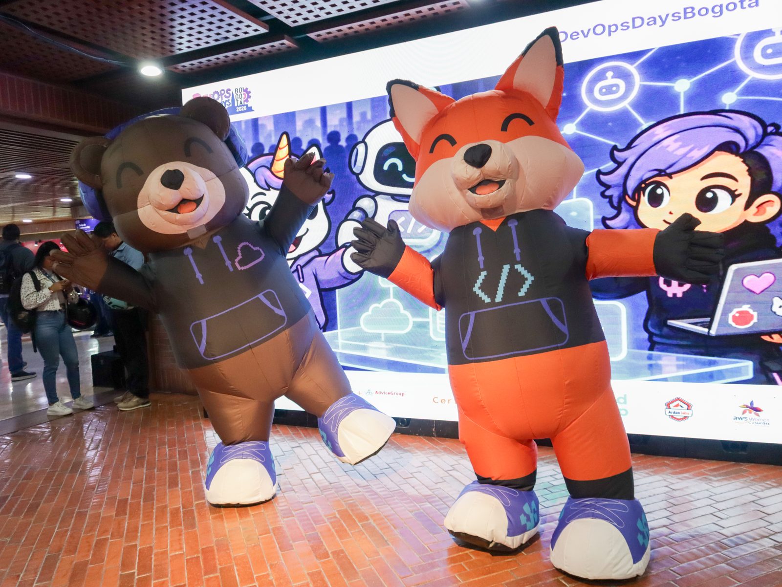 Las mascotas del evento en la Zona Expo