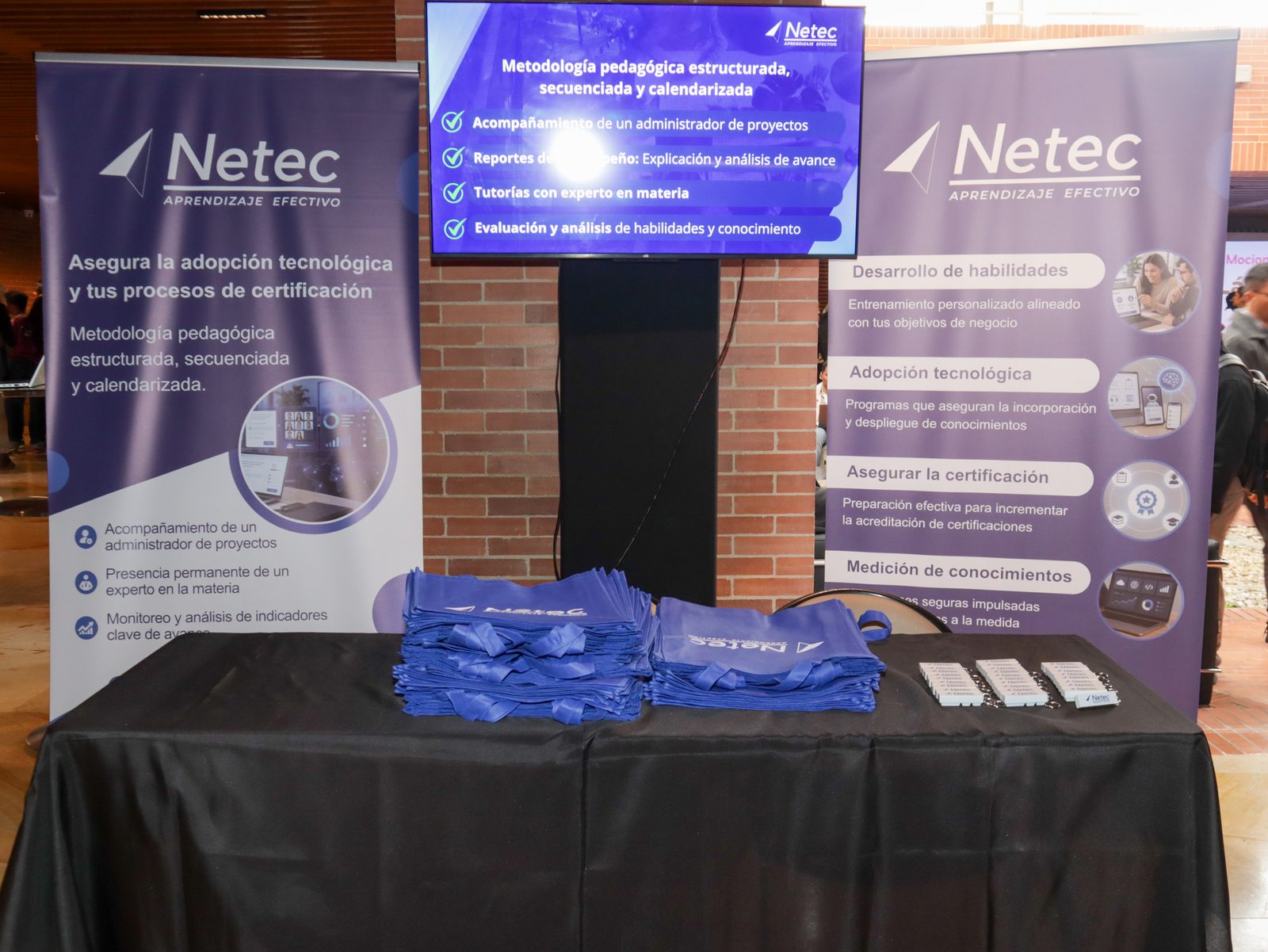 Stand de Netec en DevOpsDays Bogot&aacute; 2026