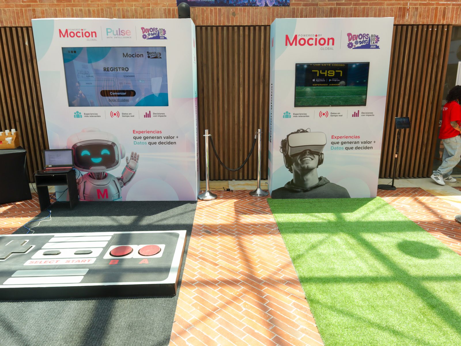 Control gigante de videojuego en la zona de experiencias