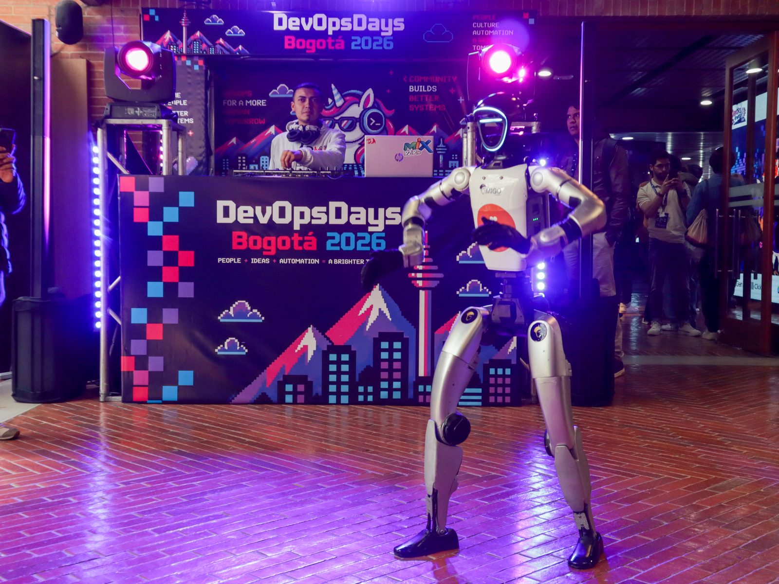 Robot humanoide en la tarima principal
