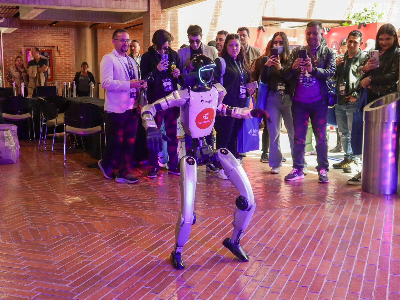 El robot entre los asistentes