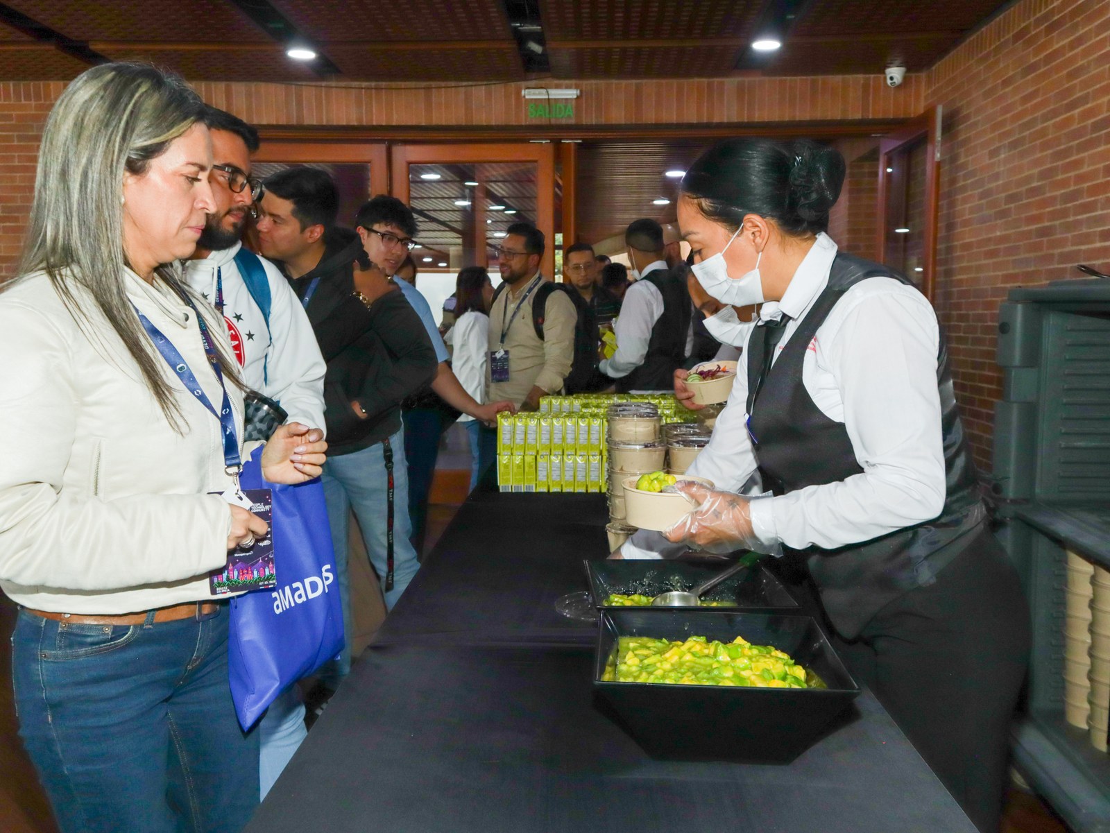 Asistentes pasando por el servicio