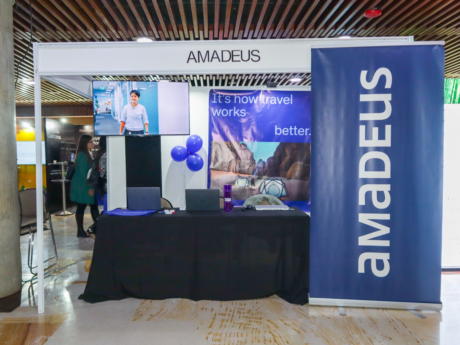 Stand de Amadeus en DevOpsDays Bogot&aacute; 2026