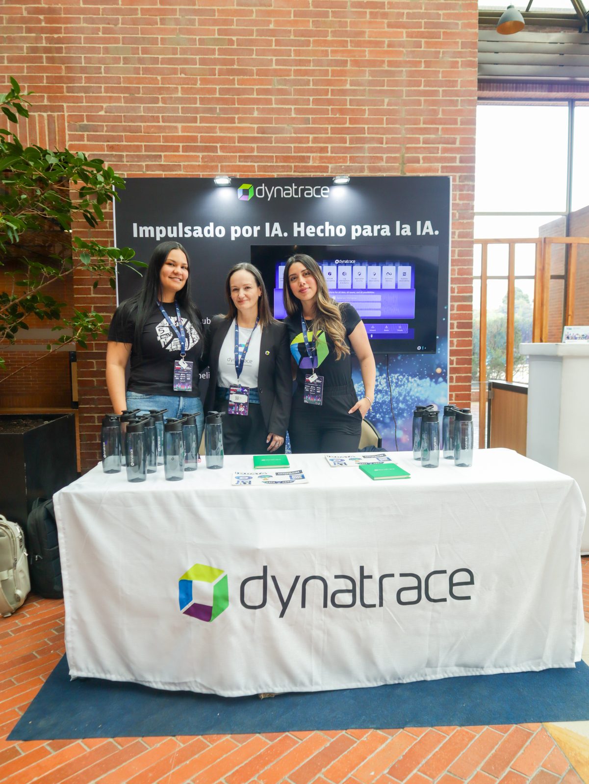 Stand de Dynatrace en DevOpsDays Bogot&aacute; 2026